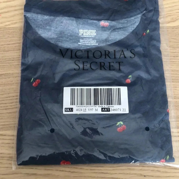 🆕PINK GIRLFRIEND LONG SLEEVE CHERRIES CROPPED TEE M🆕 - Picture 3 of 4